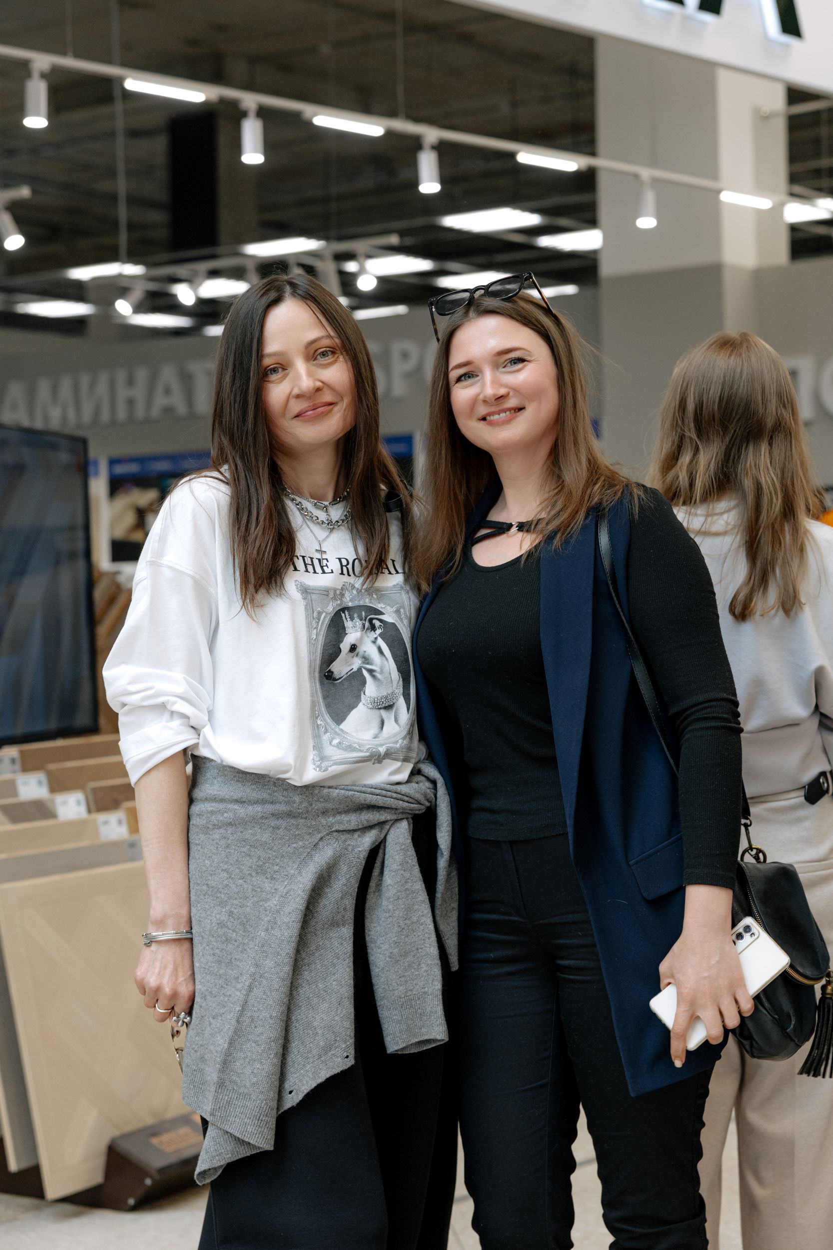 Дизайнеры изучают декоры паркета и SPC в салоне