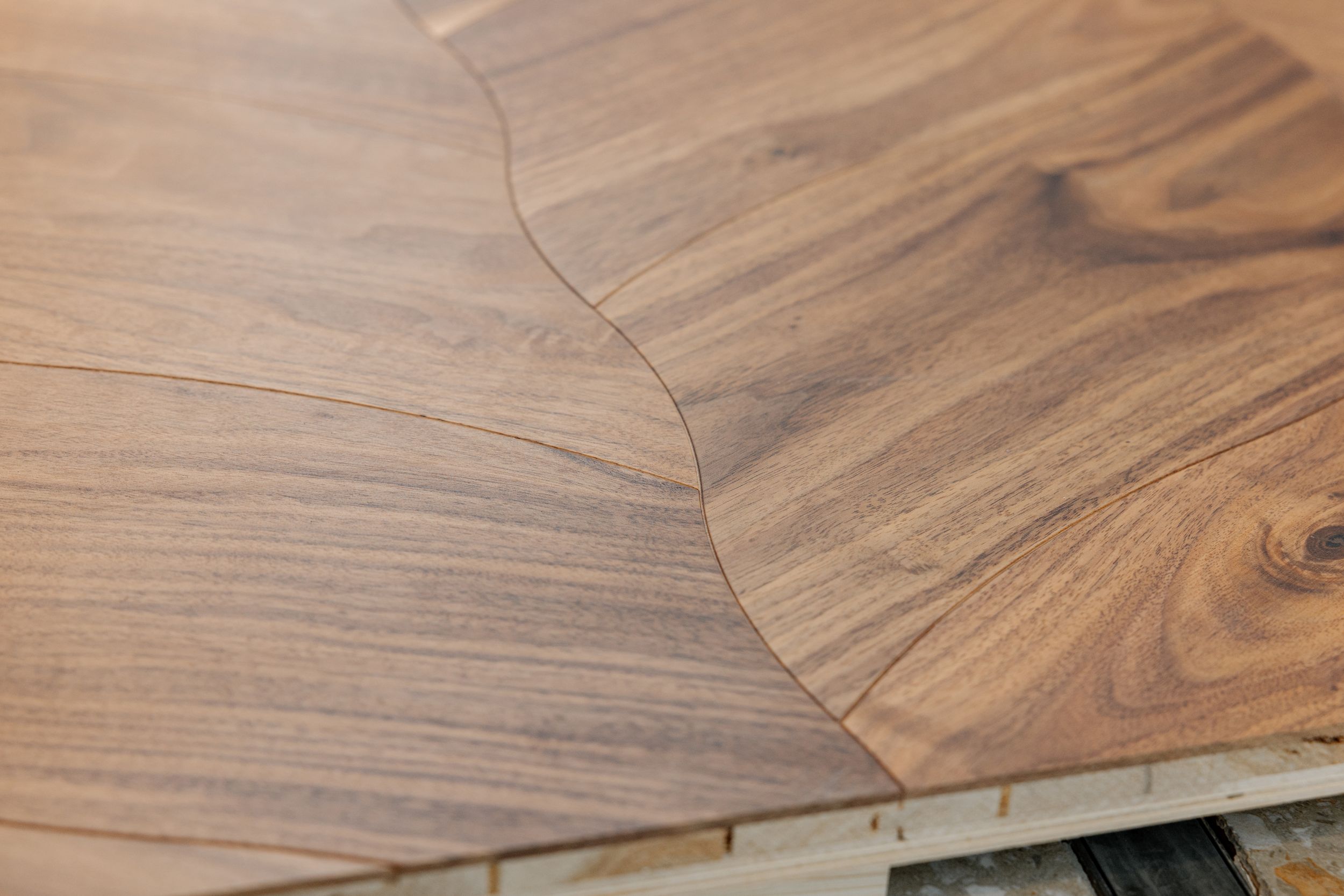 Демонстрация образцов напольных покрытий на экскурсии