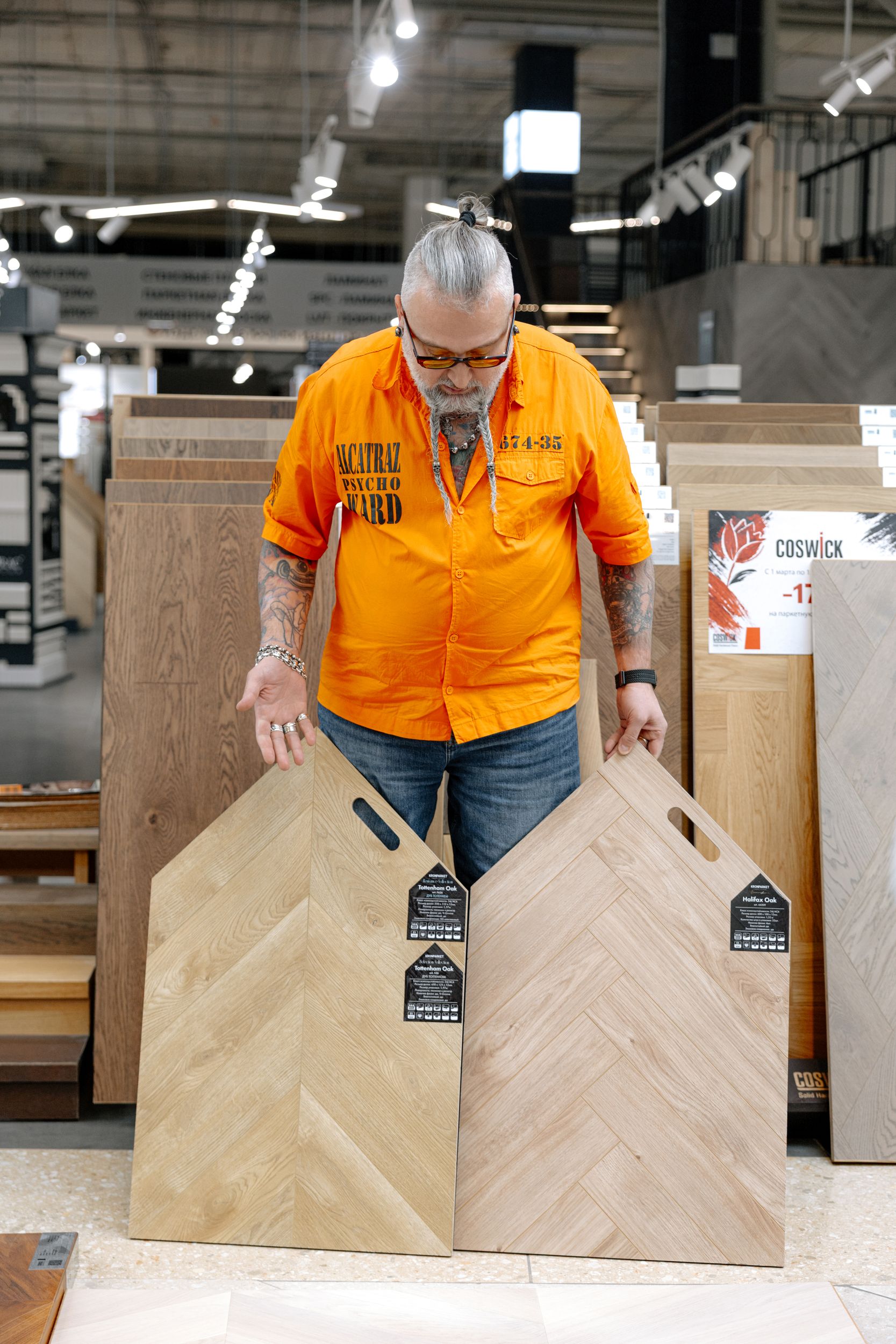 Дизайнеры интерьера на профессиональной встрече в салоне