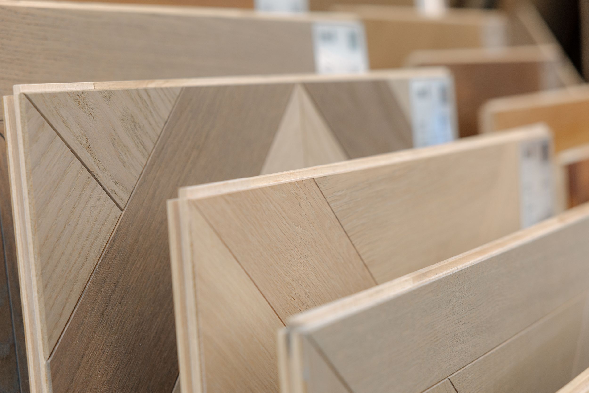 Светлые декоры инженерной доски для современных интерьеров